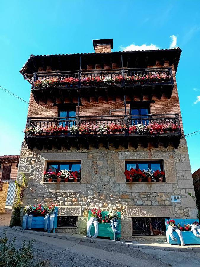 Casa rural para 14 personas, con vistas y piscina además de vistas al lago y jardín en Pinares (Soria) - 2