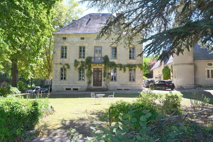 Location de vacances pour 8 personnes, avec vue ainsi que piscine et jardin à Touffailles