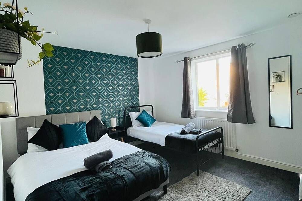 Adams Drive 4 Bedroom Stylish House |Parking in Ashford, Ashford region