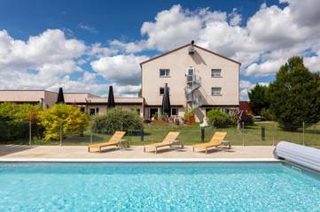 Hôtel pour 2 personnes, avec jardin et piscine ainsi que vue et sauna, animaux acceptés à Cohade (Haute-Loire)