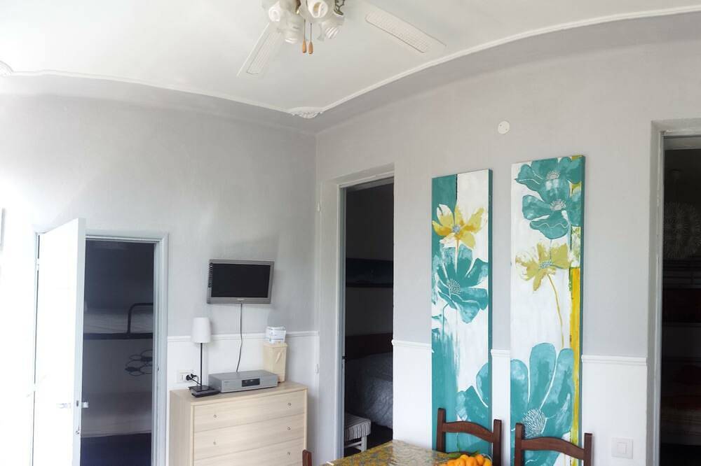 Wohnung in antiker Villa mit Garten, Pool und Parkplatz in Borgio Verezzi, Riviera di Ponente