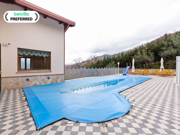 Holiday rental for 12 people, with garden and terrace as well as pool, with pets in Calabria