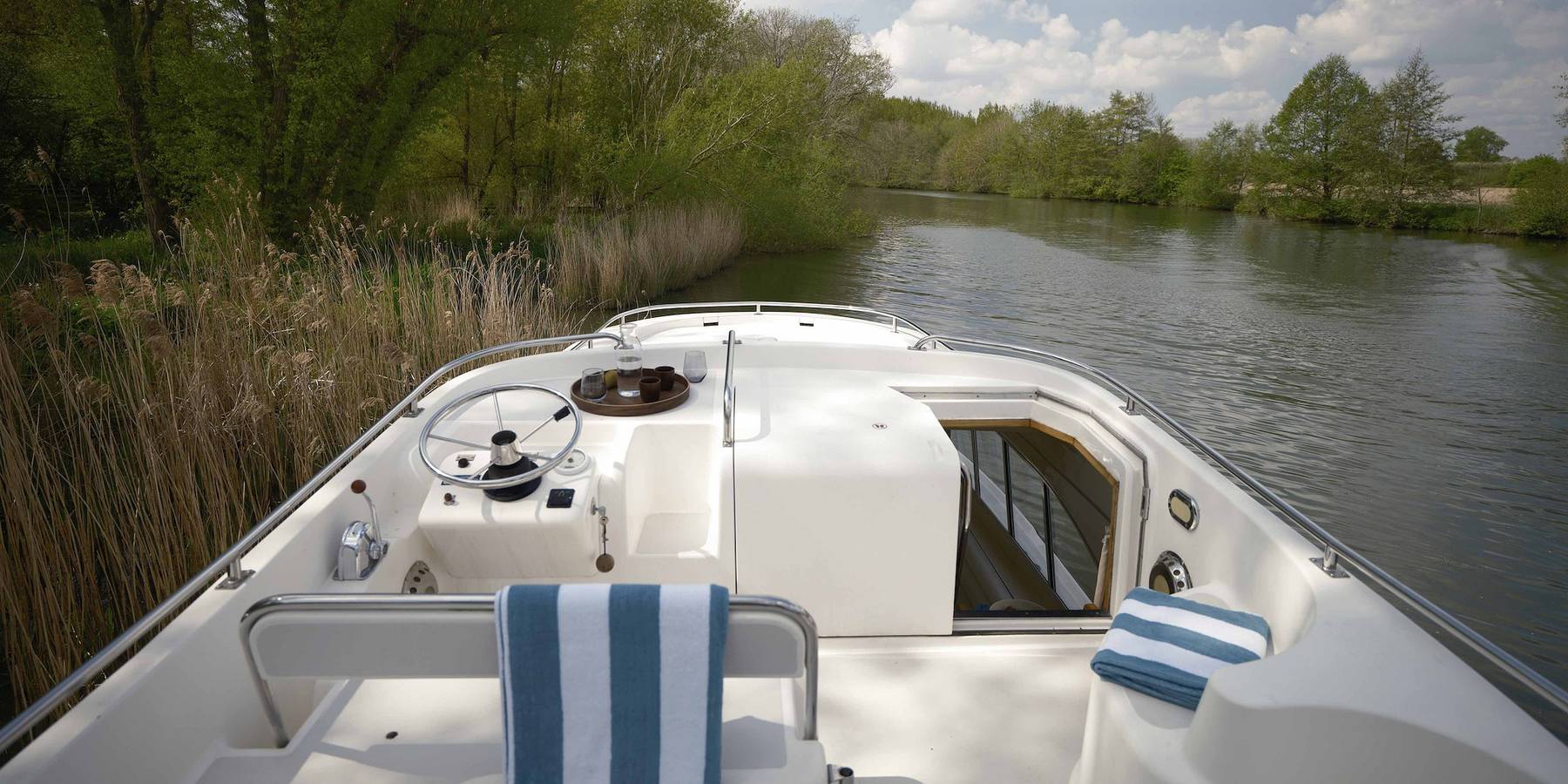 Dancer 2 – Self-drive boat in London (Chertsey) in Thorpe Park, Surrey