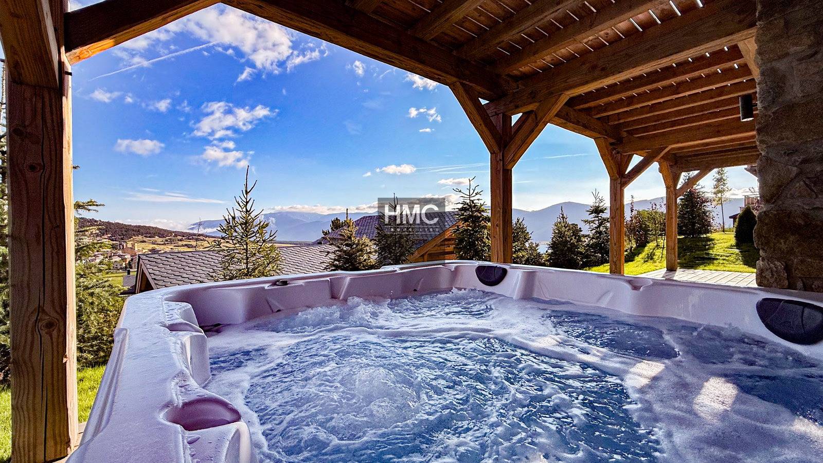 Agane, skis aux pieds, jacuzzi et vue montagne in Les Angles, Parc naturel régional des Pyrénées catalanes