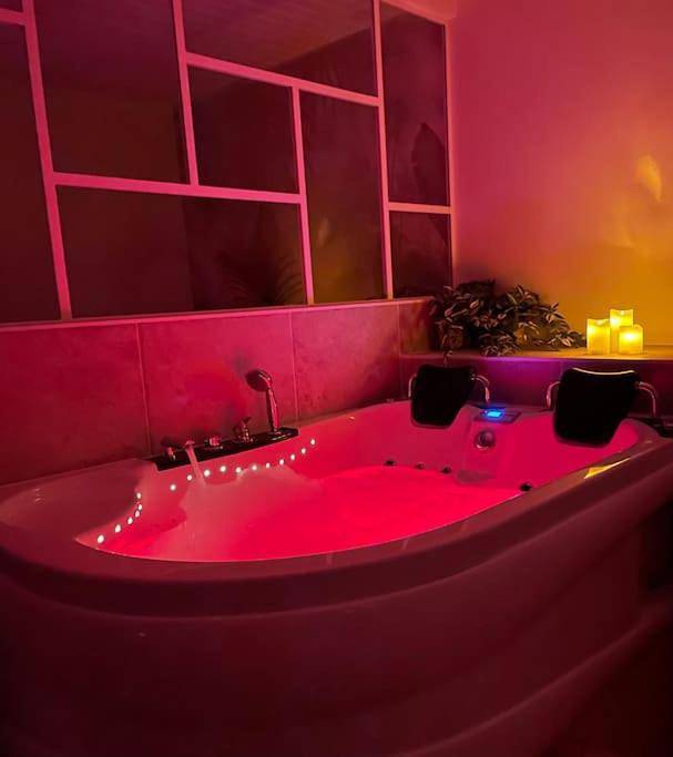 Gîte pour 2 personnes, avec Jacuzzi et Terrasse ainsi que Piscine et Sauna à Montfaucon (Doubs)