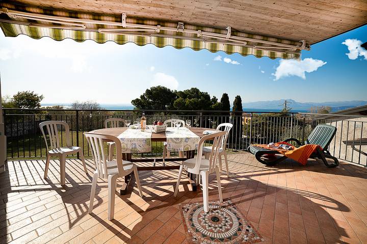 Ferienwohnung für 7 Personen, mit Balkon und Terrasse sowie Seeblick in Lazise