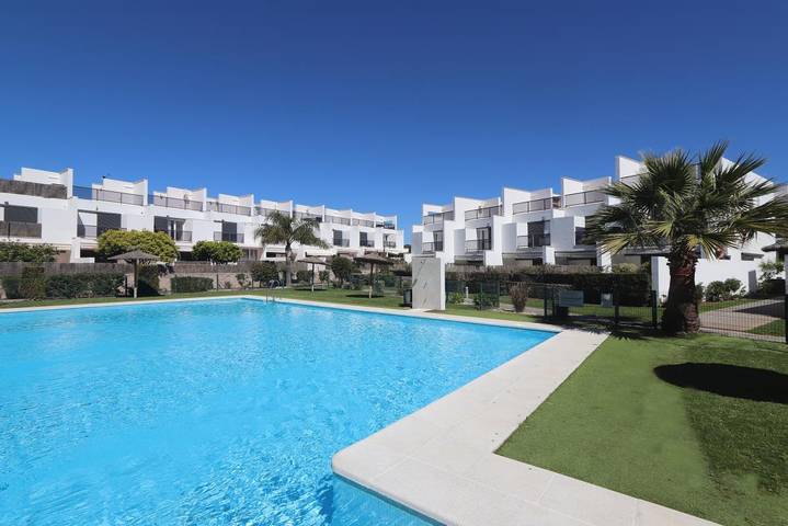 Apartamento para 5 personas, con vistas al mar además de terraza y piscina, Familias con niños en La Fontanilla