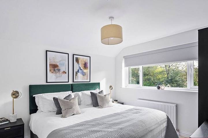 Woking -Garden, Driveway Parking, 4Bed in Woking, Surrey