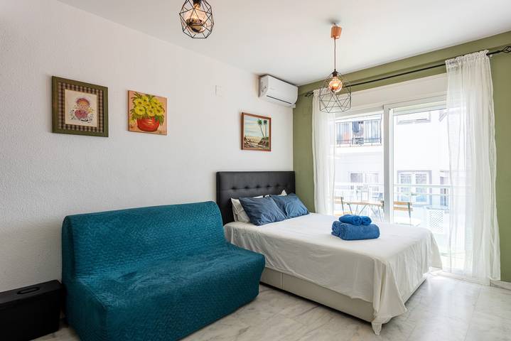 Ganzes Studio, Ferienwohnung 'Plata Centro' mit privater Terrasse und Klimaanlage in Torremolinos Zentrum, Torremolinos