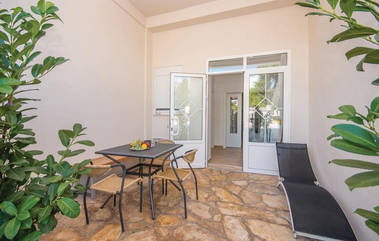 Ganze Ferienwohnung, Gemütliches Apartment mit WiFi, AC, Parkplatz, Terrasse - 700m zum Strand in Općina Sveti Filip i Jakov, Zadar