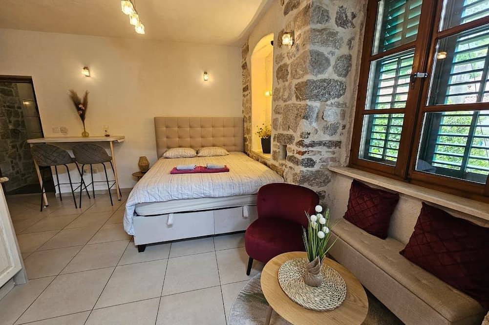 Ganze Wohnung, Charakter gut ausgestattet (links) Studio-Apartment im historischen Zentrum von Kotor in Kotor, Boka Kotorska