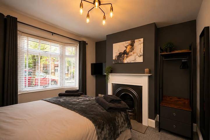 Modern 3-Bed, 2-Bath Home | Parking for 3 | Air Conditioning | Rugby in Warwickshire