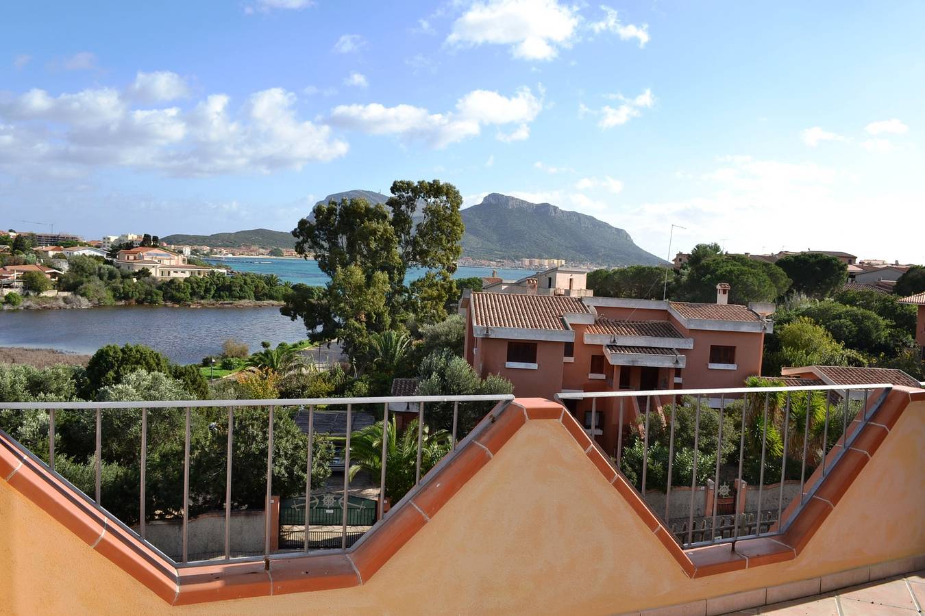 Casa Vacanze 'Orizzonti 33' con vista mare, terrazza privata e aria condizionata in Baia Caddinas, Golfo Aranci