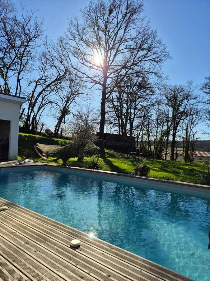 Gîte pour 5 personnes, avec Terrasse et Jardin ainsi que Piscine et Vue à Lissac-et-Mouret