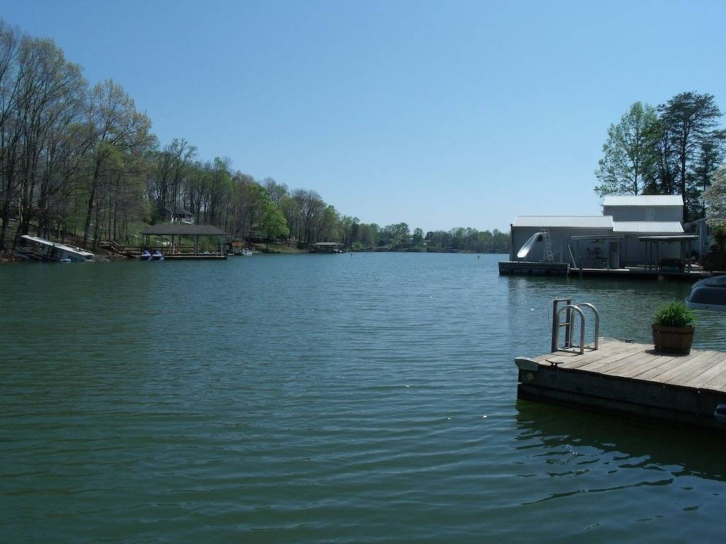 No Wake Cove, drei Kajaks, schnelles Wifi, 2 King 2 Queen 2 Kids Bungalows, Game Rm in Smith Mountain Lake