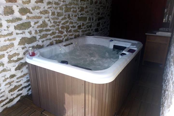 Grand gîte de luxe avec 2 Spas, billard et Parc Fleuri in Plougonven, Parc naturel régional d'Armorique