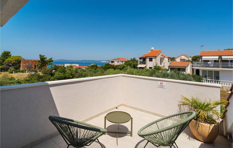 Urlaub am Meer: 1,5 km zur Küste, mit Pool, Terrasse und Blick auf das Stadtzentrum in Maslinica, Solta