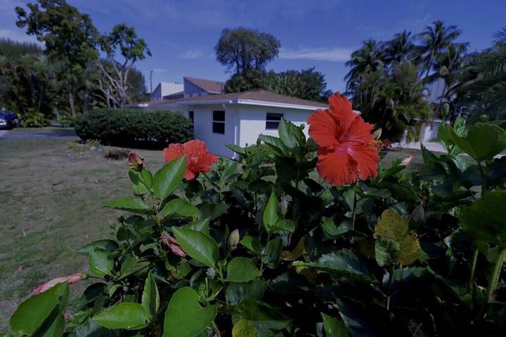 Vacation rental for 6 people, with terrace and yard in Singer Island