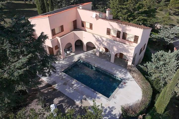 Location de vacances pour 8 personnes, avec jardin et jacuzzi à Llauro