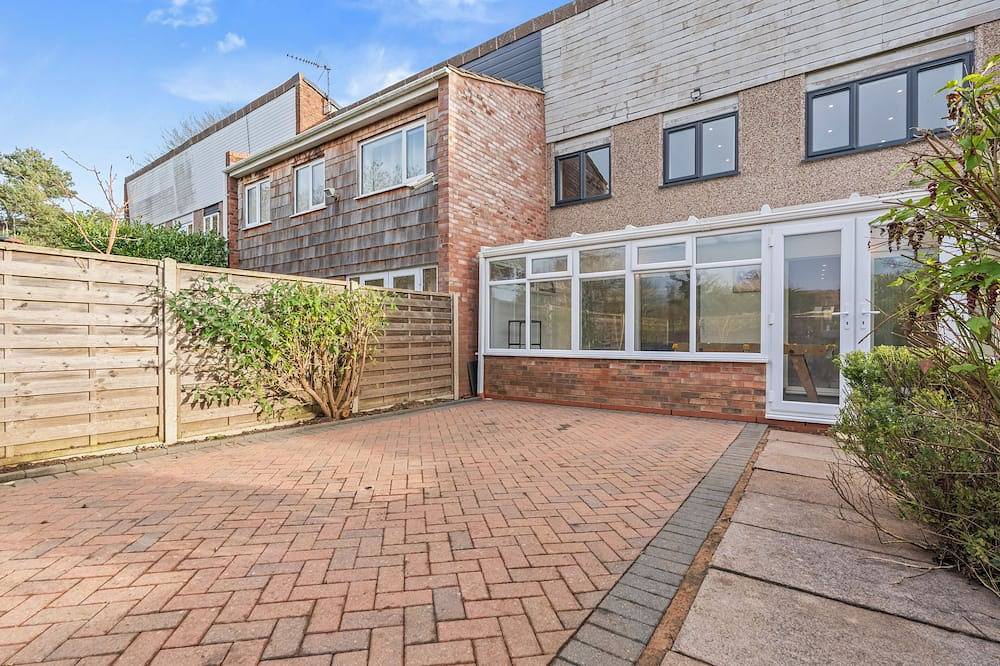 New! Sleeps 6|Free Parking|Long stays| Contractors\n\nshare\n\nsaved in Dunchurch, Warwickshire