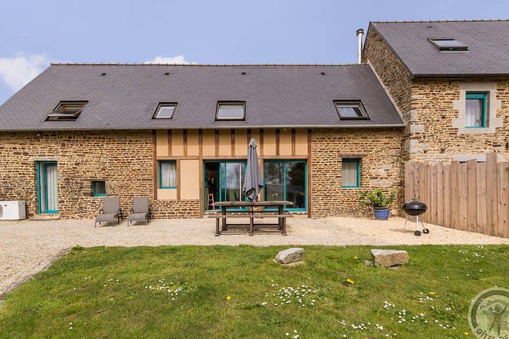 Maison champêtre avec cheminée et terrasse à Saint-James in Saint James, Région d'Avranches
