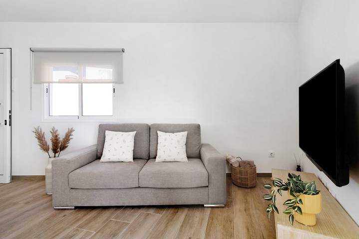 Apartamento entero, Apartamento de vacaciones 'Flamboyan 2' con balcón, Wi-Fi y aire acondicionado in Marpequeña, Telde
