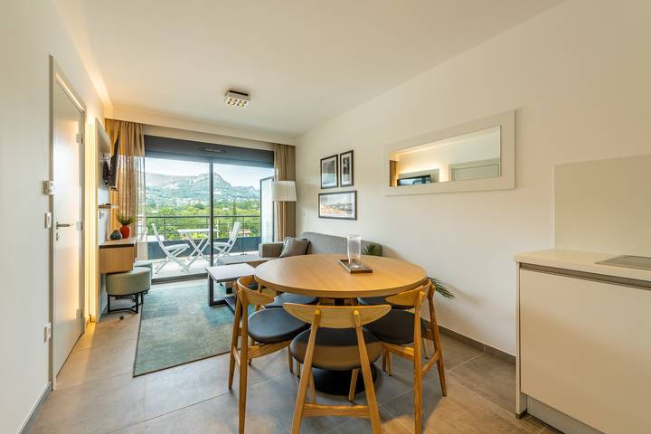 Ferieleilighet for 6 personer, med badebasseng og hage i tillegg til terrasse i Vence