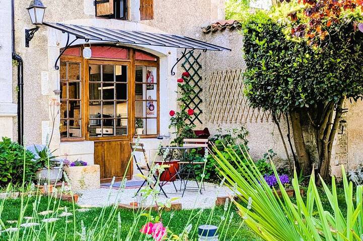 Gîte pour 4 personnes, avec jacuzzi et terrasse à Saint-Angeau