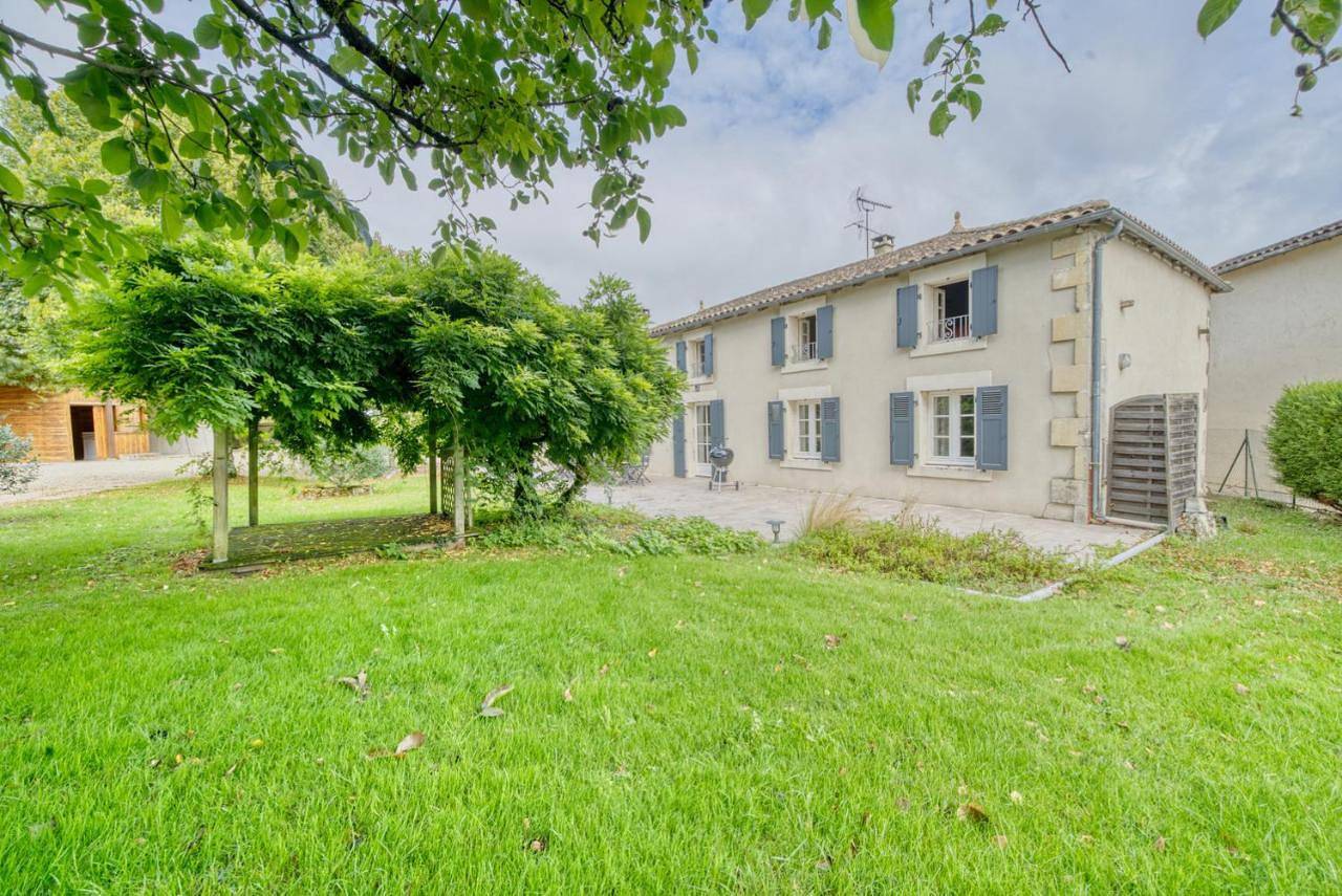 Five-Bedroom House in Ozillac, Région de Jonzac