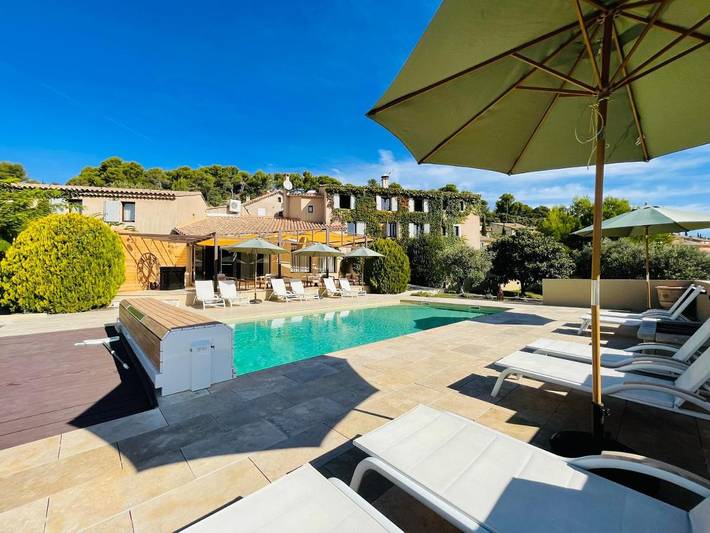 Appart’hôtel pour 4 personnes, avec Terrasse et Jardin ainsi que Piscine et Vue à Vaugines