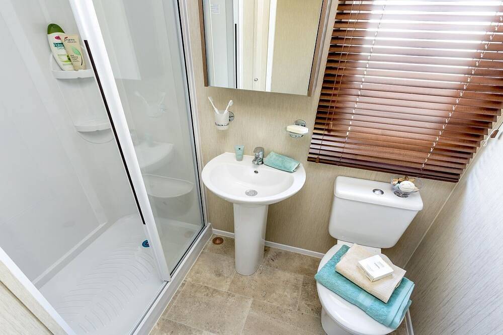 2 Bed Caravan, South Devon Coast nr Plymouth, 200m to Beach + Indoor Heated Pool in Wembury, South Devon