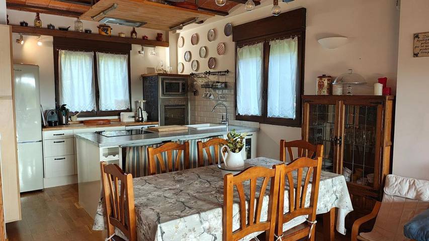 Casa de vacaciones para 6 personas, con piscina y jardín además de piscina para niños y vistas, Se admiten mascotas en Sierra de la Demanda - 3