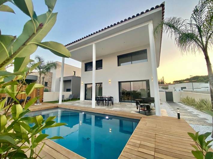 Location de vacances pour 9 personnes, avec terrasse ainsi que piscine et vue à Villetelle