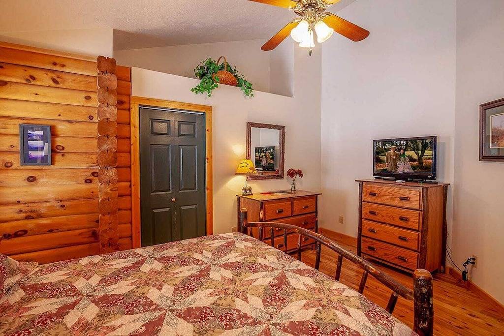 3Br / 3. 5Ba Authentic Mountain Home mit herrlicher Aussicht, Whirlpool in Master Suite, Spiel- und Spielzimmer, angebaute Garage, in der Nähe von Skilaufen! in Blue Ridge Parkway, Caldwell County