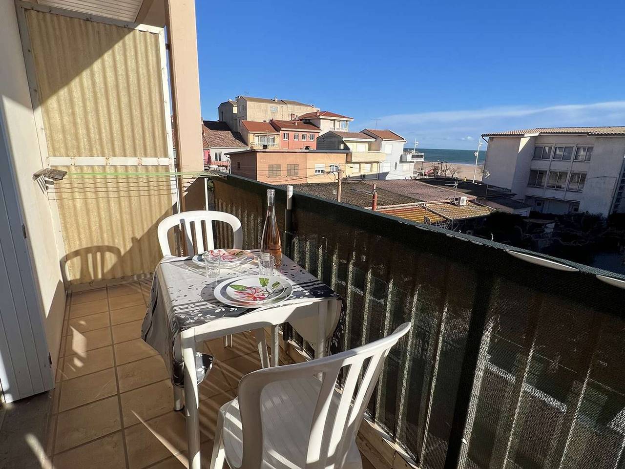 Entire studio, Affordable studio for 4 with balcony near the beach in Valras-Plage, Côte d'Améthyste