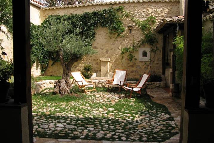 Casa rural para 19 personas, con balcón además de vistas y jardín, Se admiten mascotas en Provincia de Guadalajara