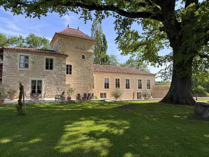 Gîte pour 2 personnes, avec Terrasse et Jardin ainsi que Piscine et Vue à Le Verdier