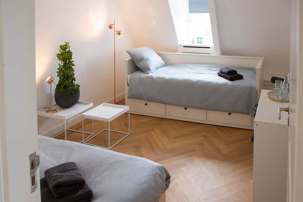 Ganze Wohnung, Canal house top floor in historic center Gouda in Gouda, Groene Hart