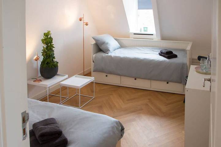 Ganze Wohnung, Canal house top floor in historic center Gouda in Gouda, Groene Hart