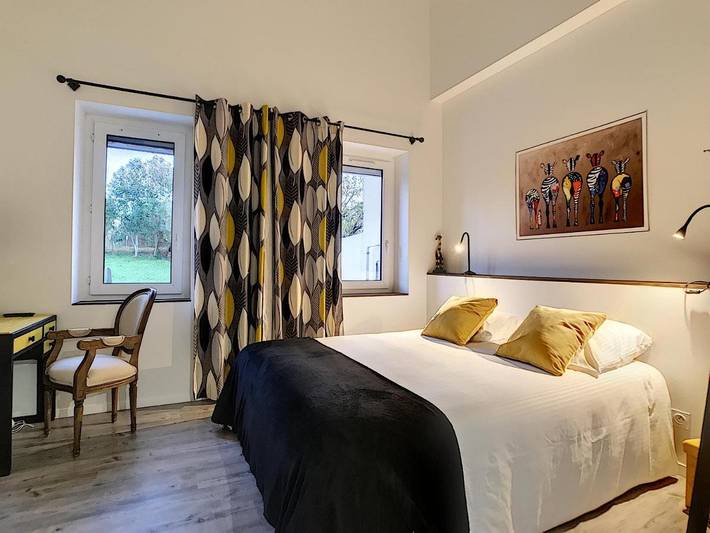 Gîte pour 2 personnes, avec piscine ainsi que jardin et vue dans Belberaud