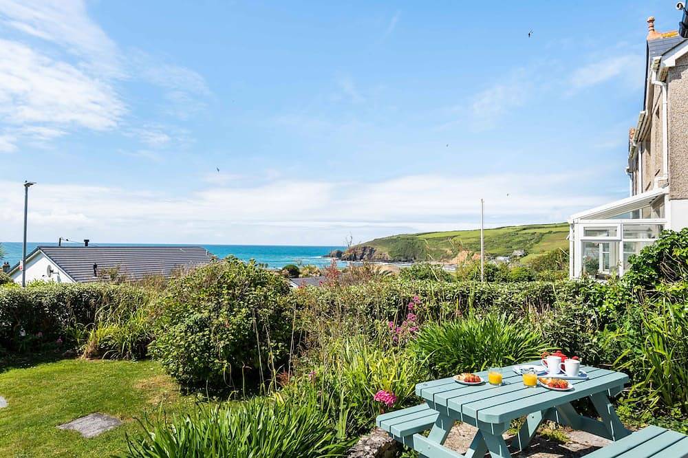 Ocean retreat, close to Praa Sands beach in Praa Sands, Cornwall