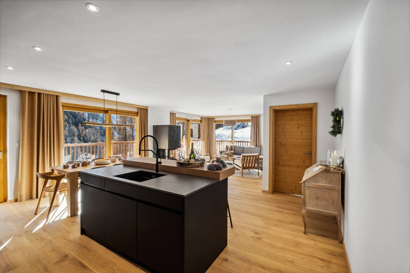 Entire apartment, Luxury 3 Bedroom Apartment with Jacuzzi Rahas B Grimentz - By Mrs Miggins in Grimentz, Anniviers