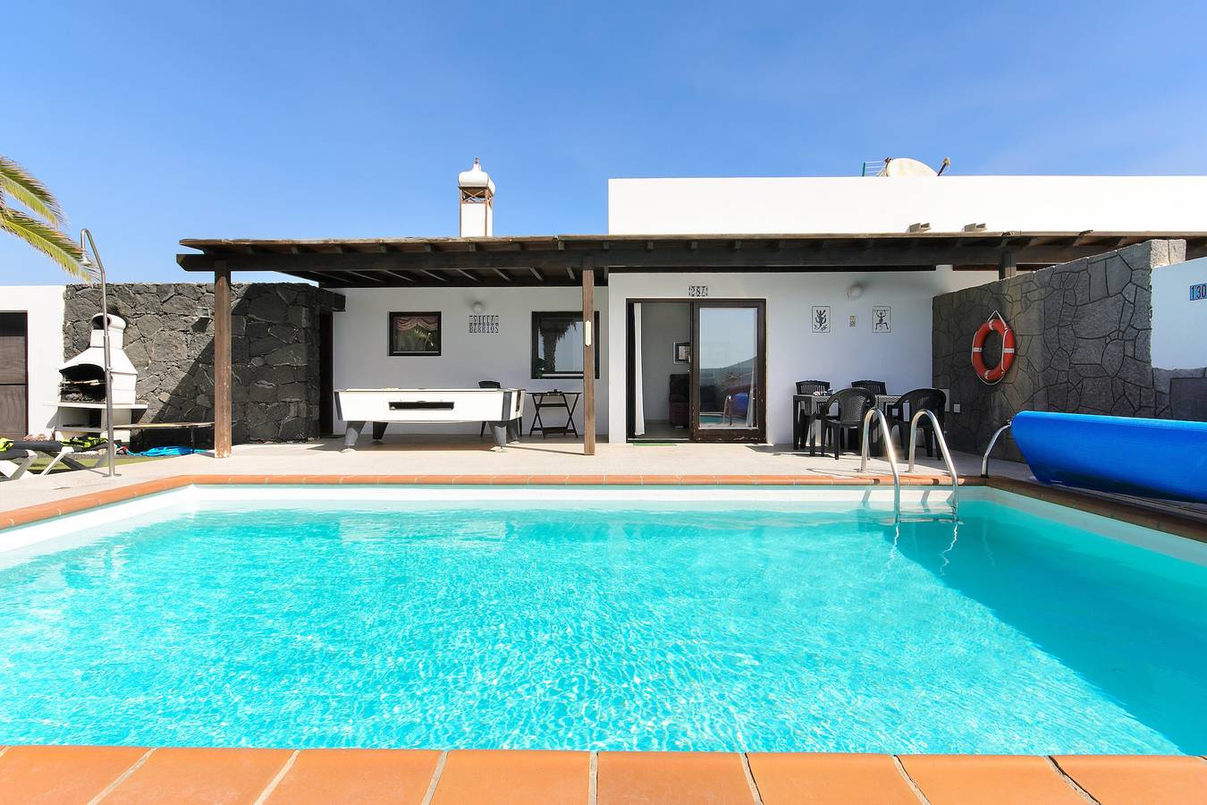 Belle villa "Mariola" près de la plage avec piscine chauffée, terrasse, jardin et Wi-Fi in Montaña Roja, Yaiza