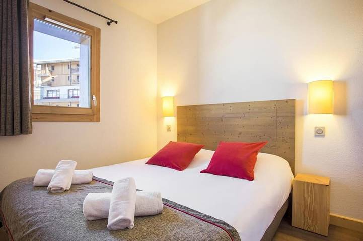 Apartamento entero, Wifi, al pie de las pistas de esquí, piscina, hammam, terraza, balcón, tv, local para esquís in Les Menuires, Saint-Martin-de-Belleville