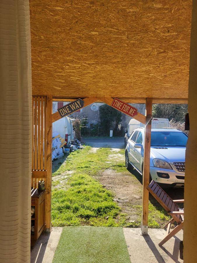 Location de vacances pour 3 personnes, avec terrasse ainsi que vue et piscine, animaux acceptés à Saint-Médard-d'Eyrans