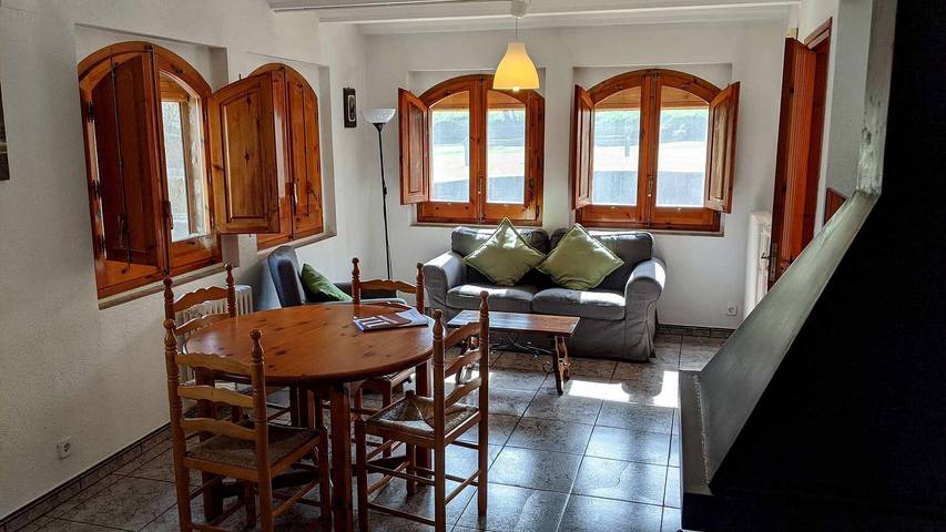 Entire apartment, Apartment 'Mas El Carrer - Verd' with Shared Pool, Shared Garden and Wi-Fi in Santa Pau, Zona Volcanica de la Garrotxa Natural Park