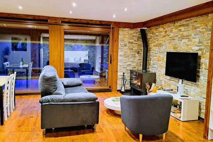 Entire apartment, Luxe studio Casa Angiz Etxea 2; charm, outdoor spa and valley views in Sunbilla, Spanish Pyrenees