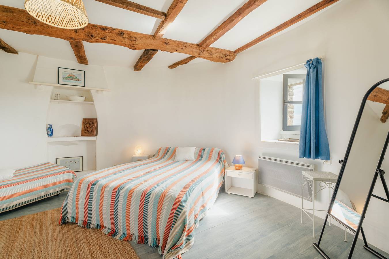 Casa de vacaciones 'Ancien Moulin À Vent Du 19e Siècle' con vistas al mar, terraza y jardín privado in Cherrueix, Bahía del Monte Saint-Michel