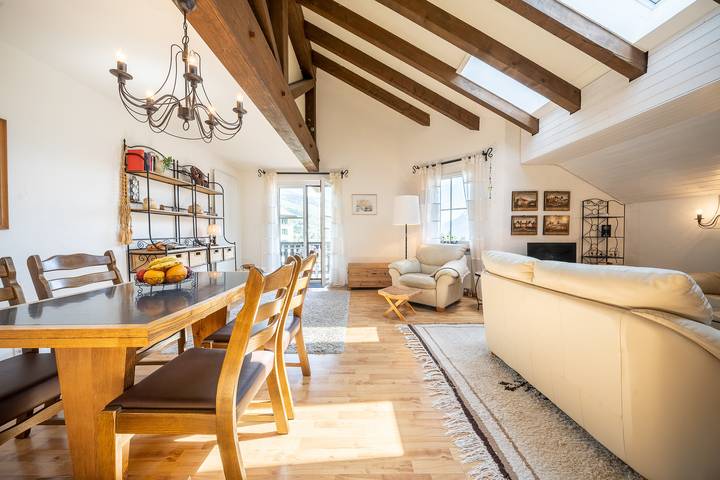 Ganze Wohnung, 5401 Großzügige Dachgeschoss-Wohnung mit Parkettboden und Balkon - Moderne und helle Gestaltung in Vulpera, Tarasp