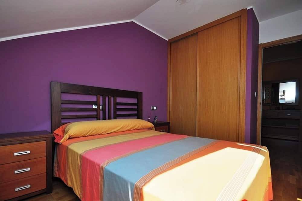 Apartamento entero, Acogedor ático a pie de mar y montaña in O Pindo, Carnota